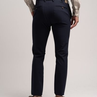 Pantalone uomo modello chino realizzato in TECNO tessuto di ultima generazione colore blu